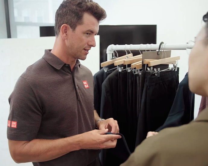 アダム・スコット選手が着用する「感動パンツ」は、彼とユニクロとの共同開発によって生まれた商品です。トップアスリートからのフィードバックは貴重な情報として服づくりに活かされ、より高品質な服となってお客様にお届け。実際に試合や練習等で着用した際の感想をはじめ、アスリート視点での意見や要望を活かし、腰まわりに通気性の高い素材や高ストレッチ素材を採用。酷暑下でも快適に着用できる機能性と、ビジネスやカジュアルなどのオン・オフを問わずにスタイリッシュに着用できるデザイン性を兼ね備えた同アイテムは高い評価を得ています。