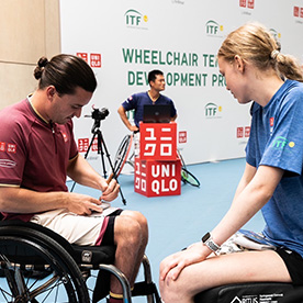 両選手とも、参加してくれた子どもたちへサインをプレゼントする時間をくれました。