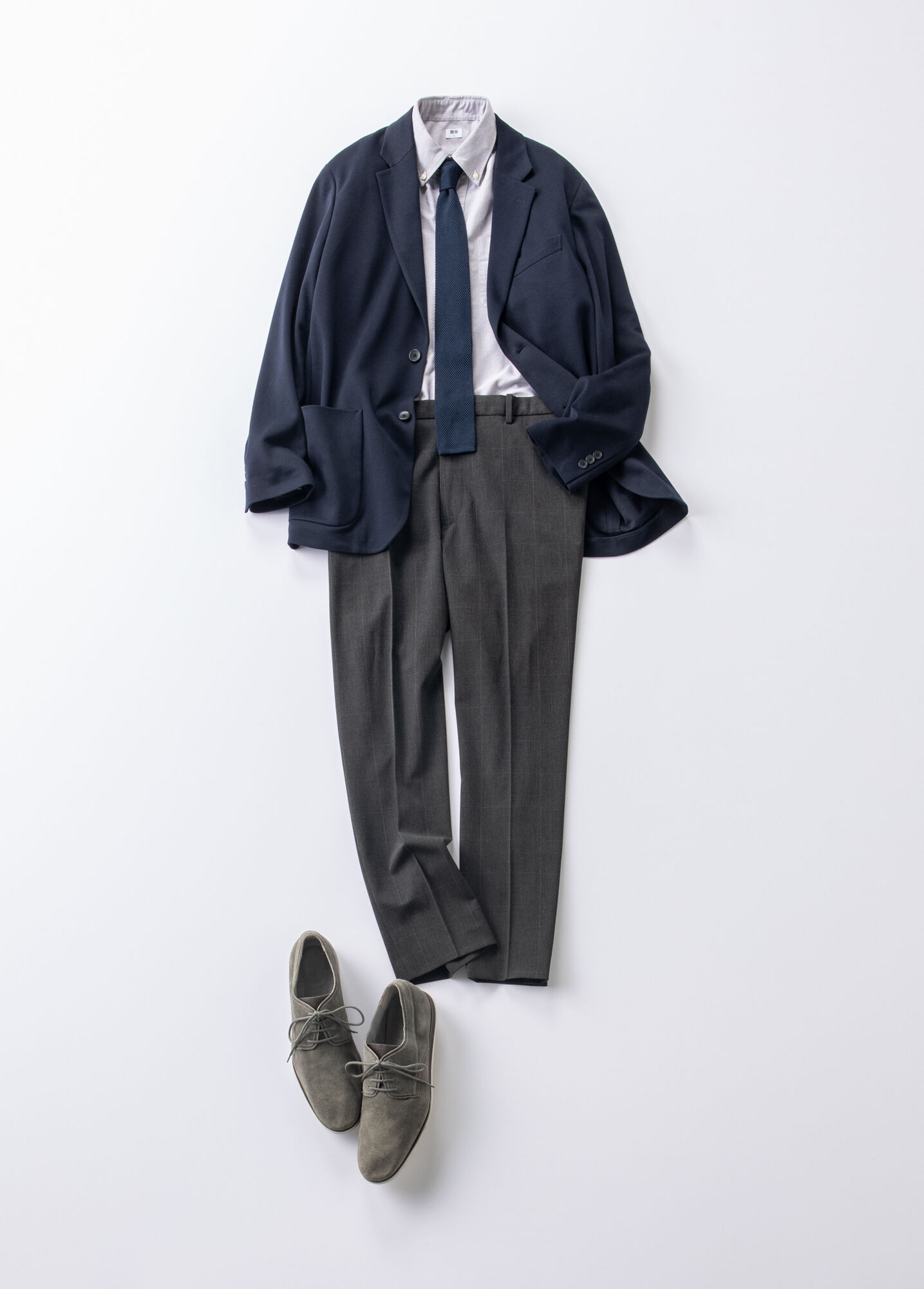 30代メンズにはジャージー素材のジャケットにシャツとネクタイ、チェック柄のパンツを合わせたコーデ