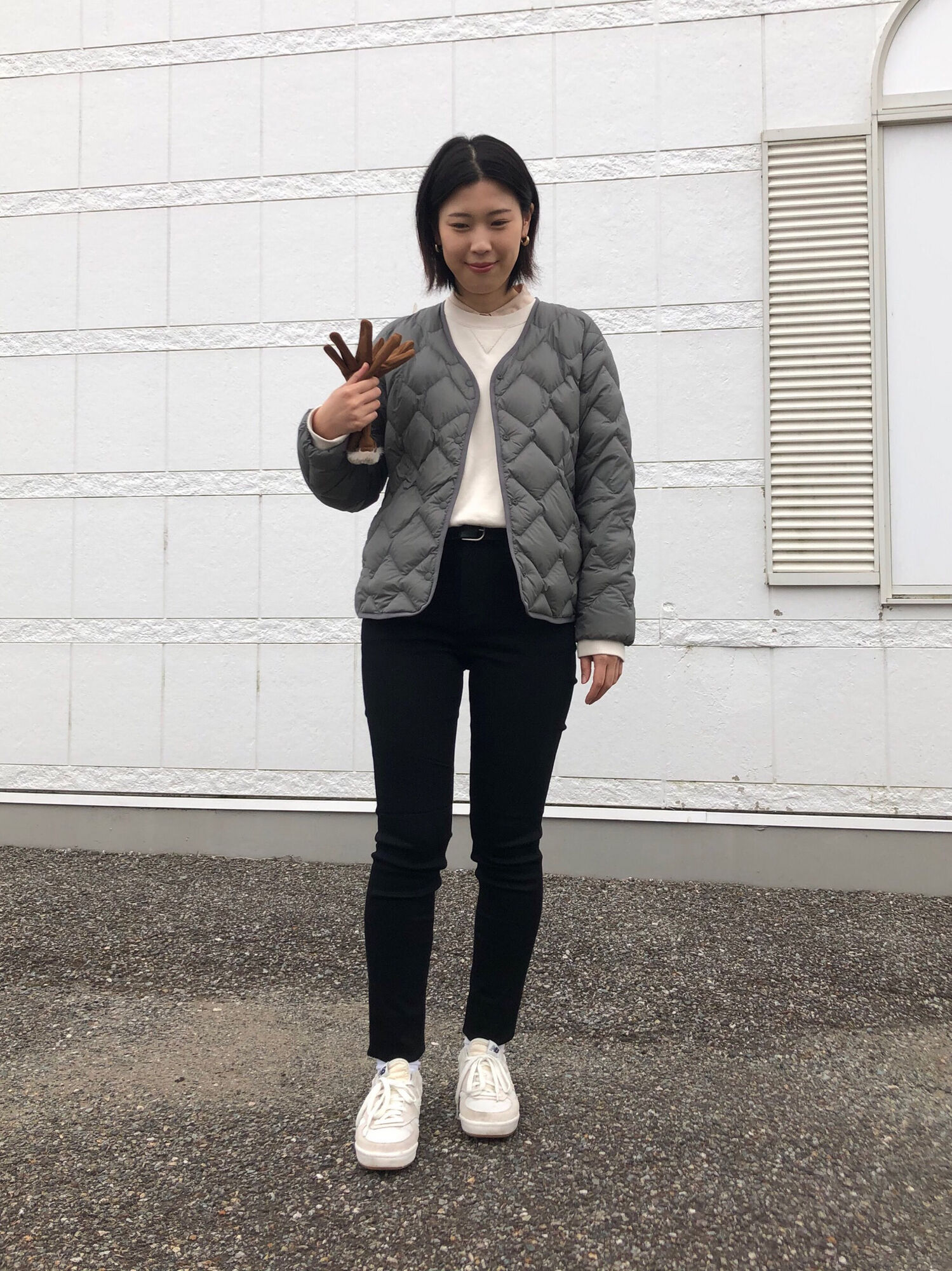 ウルトラライトダウンリラックスジャケットを羽織り、スウェットのしたにシャツを重ねてきちんと感を演出したゴルフにもおすすめのレディースコーデ