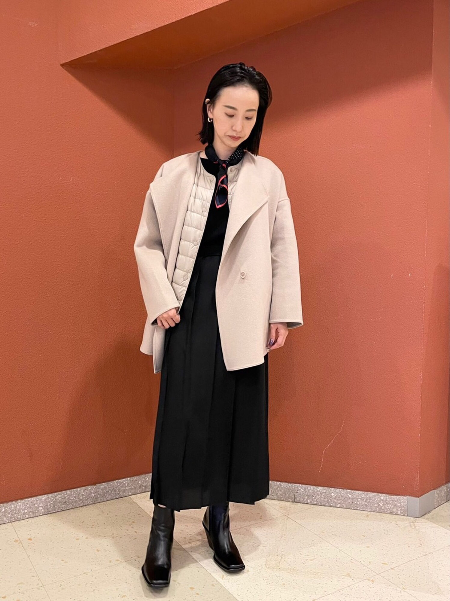 ダブルフェイスショートコートと色味を合わせたウルトラライトダウンでシックなモノトーンのきれいめレディースコーデ
