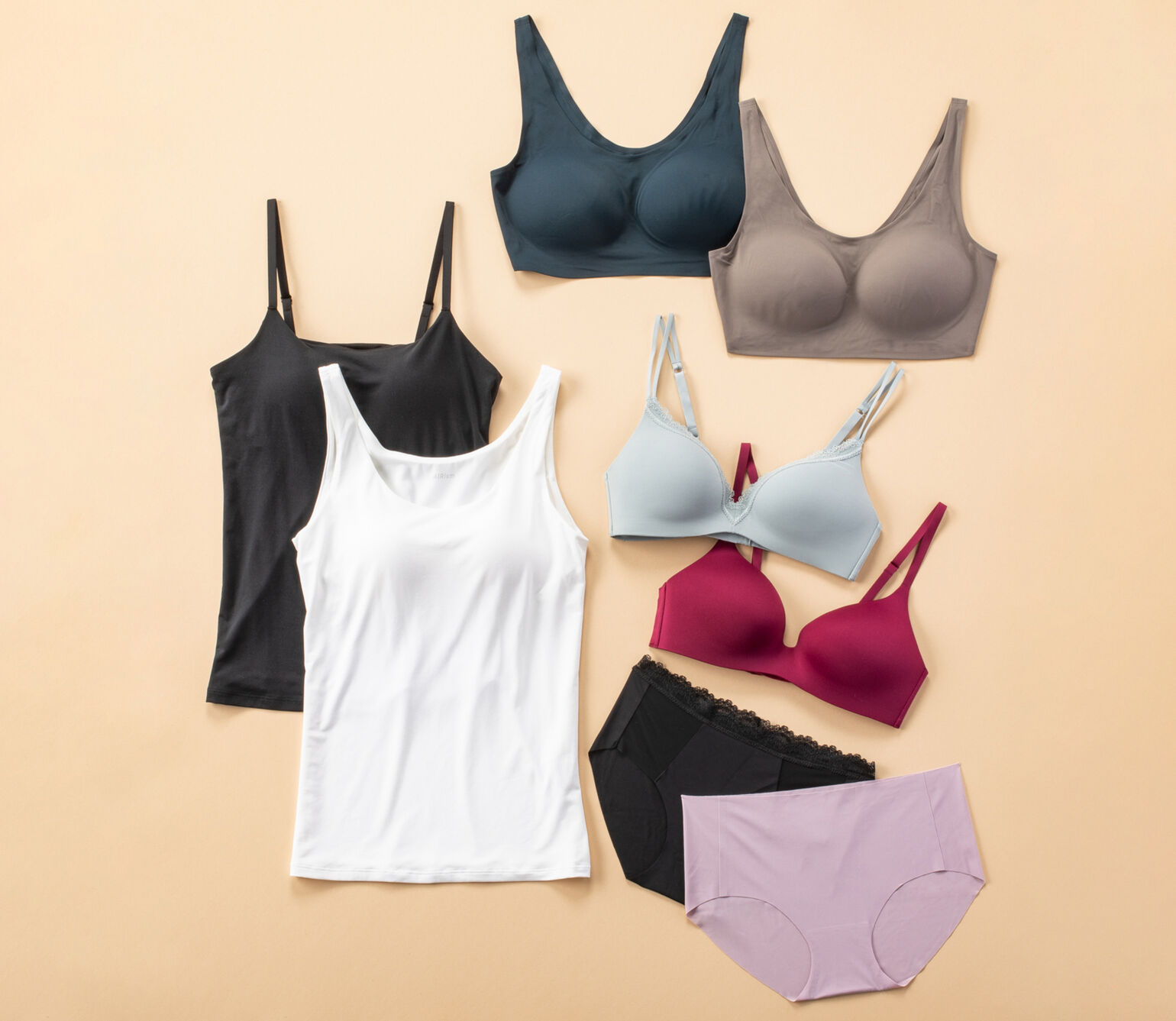 女性の体をサポートする、締め付けを軽減するインナーのバリエーション。ブラトップ、ワイヤレスブラ(リラックス,3Dホールド)、シームレスショーツ