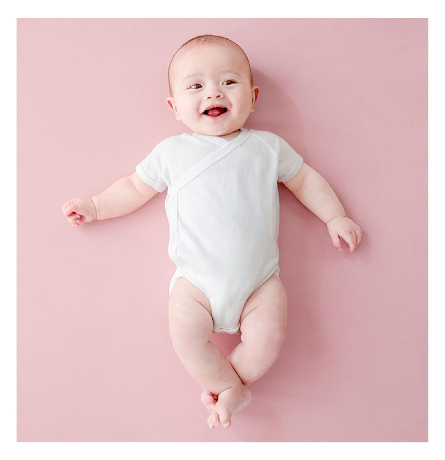 ボディスーツを着用する新生児